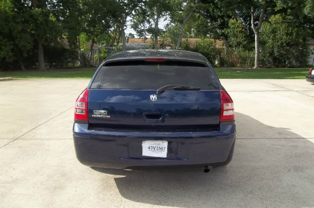 2005 Dodge Magnum SE