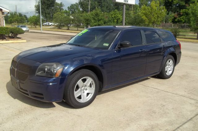 2005 Dodge Magnum SE