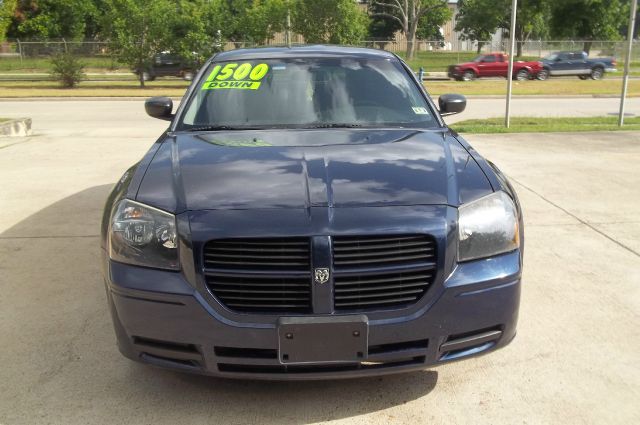 2005 Dodge Magnum SE