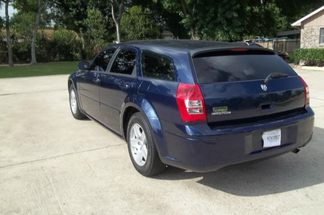 2005 Dodge Magnum SE