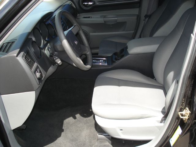 2005 Dodge Magnum SE