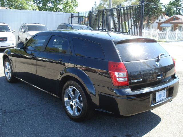 2005 Dodge Magnum SE