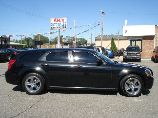 2005 Dodge Magnum SE