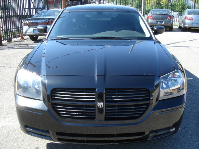 2005 Dodge Magnum SE