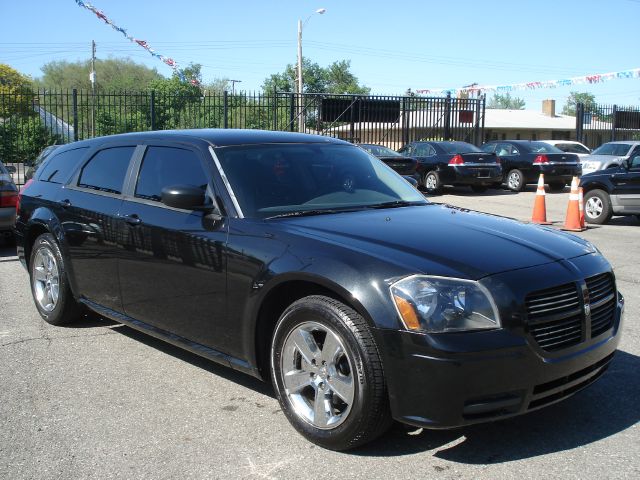 2005 Dodge Magnum SE