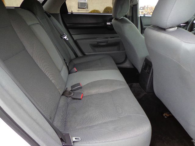 2005 Dodge Magnum SE