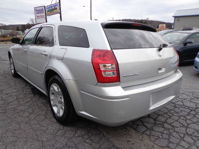 2005 Dodge Magnum SE