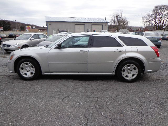 2005 Dodge Magnum SE