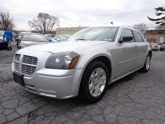 2005 Dodge Magnum SE