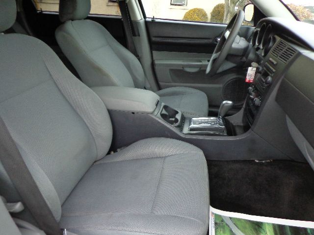 2005 Dodge Magnum SE