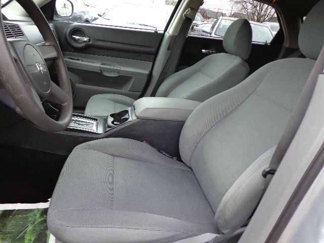 2005 Dodge Magnum SE