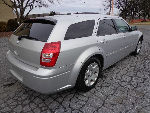 2005 Dodge Magnum SE