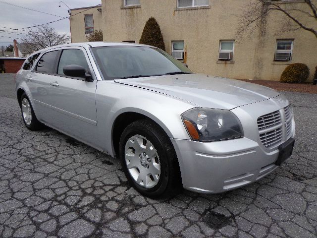 2005 Dodge Magnum SE