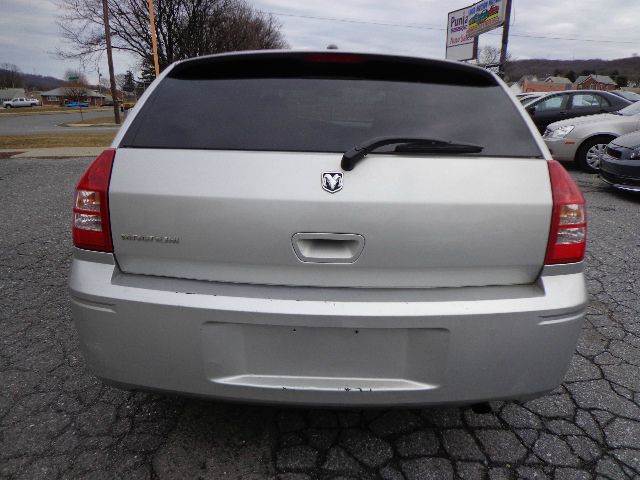 2005 Dodge Magnum SE