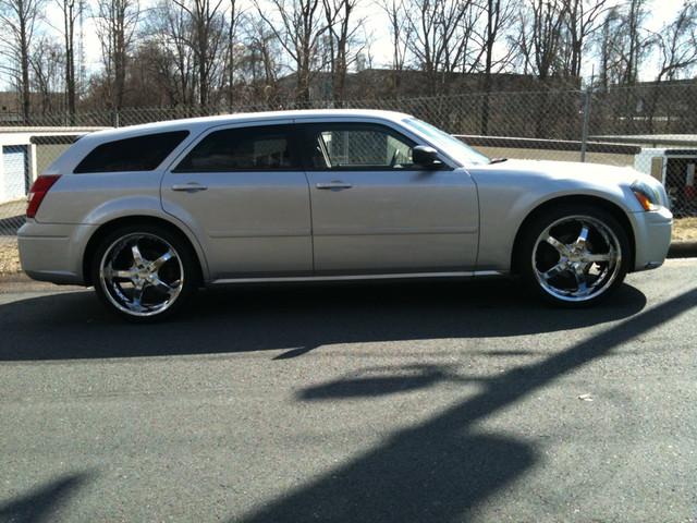 2005 Dodge Magnum SE