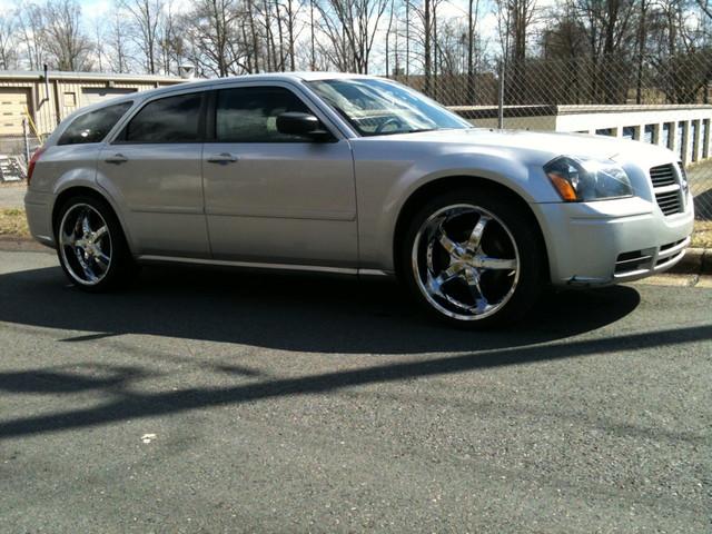 2005 Dodge Magnum SE