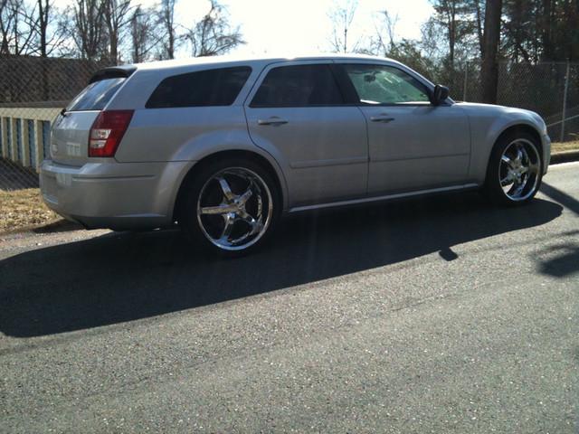 2005 Dodge Magnum SE