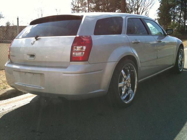 2005 Dodge Magnum SE