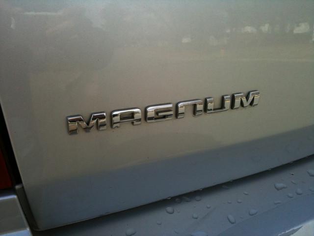 2005 Dodge Magnum SE