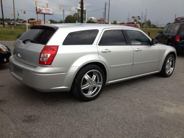 2005 Dodge Magnum SE