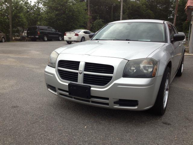 2005 Dodge Magnum SE