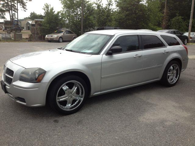 2005 Dodge Magnum SE