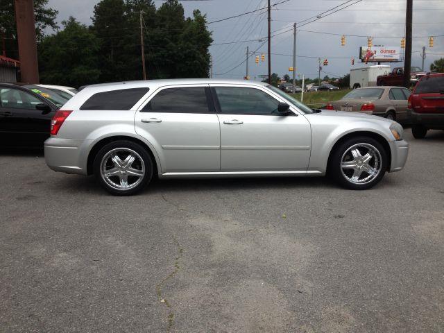 2005 Dodge Magnum SE