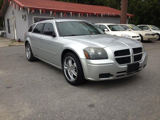 2005 Dodge Magnum SE
