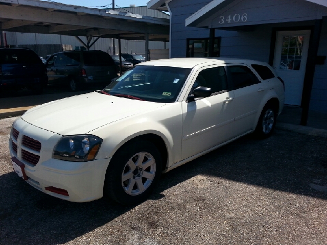 2005 Dodge Magnum SE