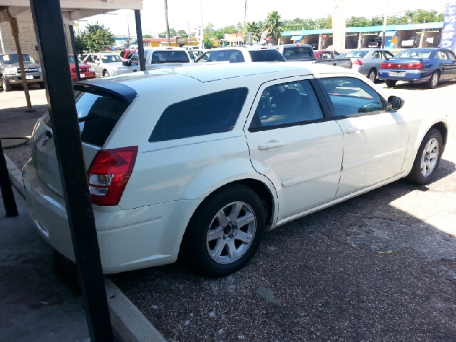 2005 Dodge Magnum SE