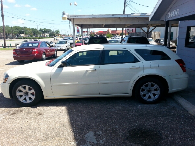 2005 Dodge Magnum SE