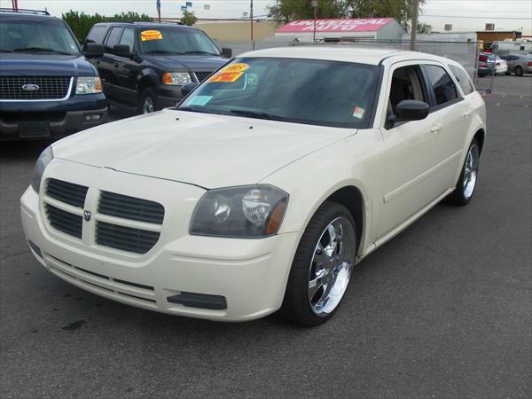 2005 Dodge Magnum SE
