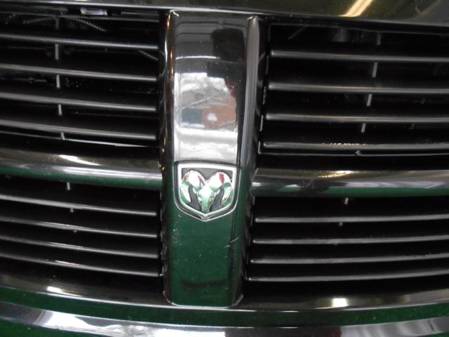 2005 Dodge Magnum SE