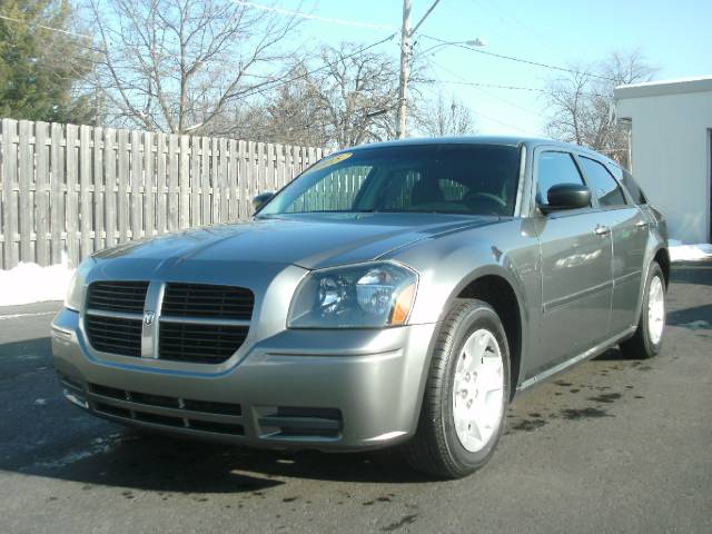 2005 Dodge Magnum SE