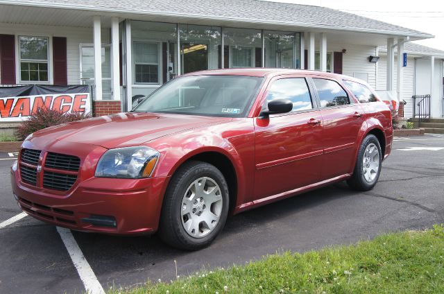 2005 Dodge Magnum SE