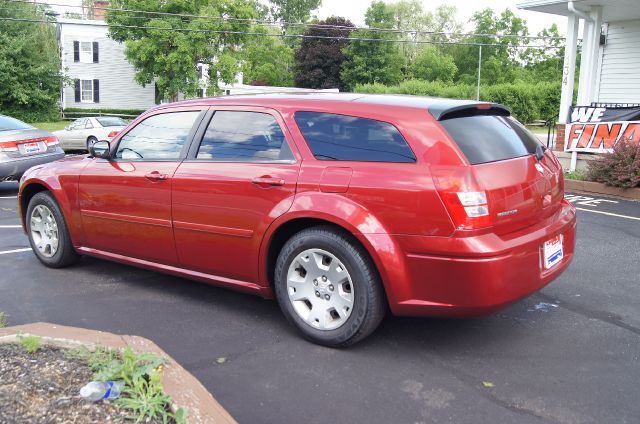 2005 Dodge Magnum SE