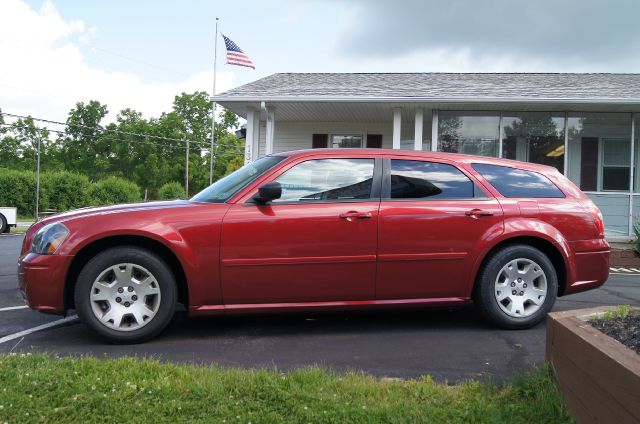 2005 Dodge Magnum SE