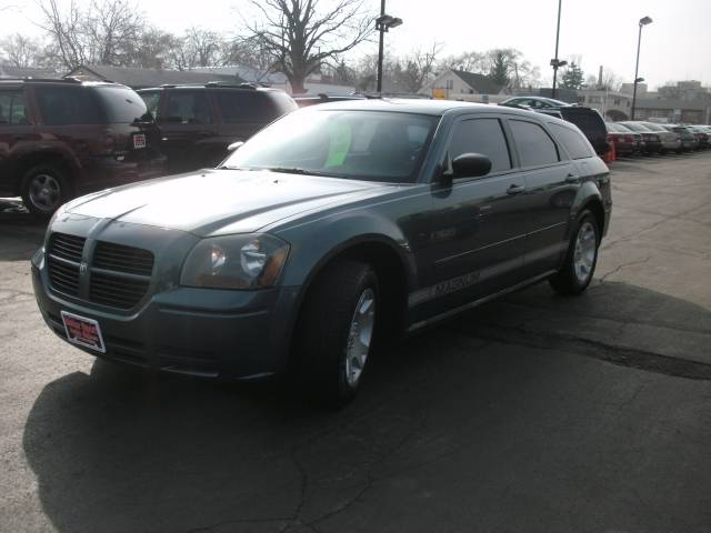 2005 Dodge Magnum SE