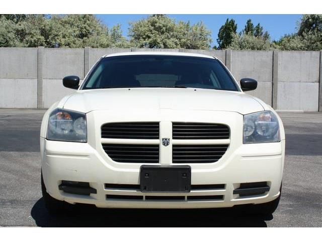 2005 Dodge Magnum SE