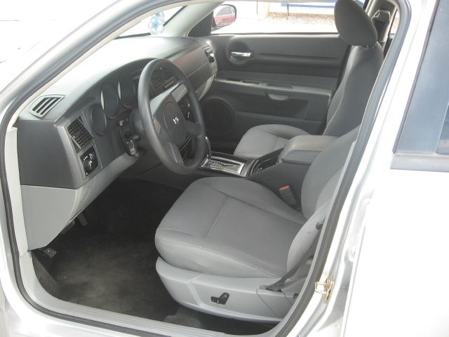 2005 Dodge Magnum SE