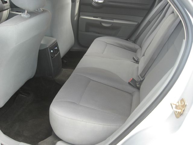 2005 Dodge Magnum SE