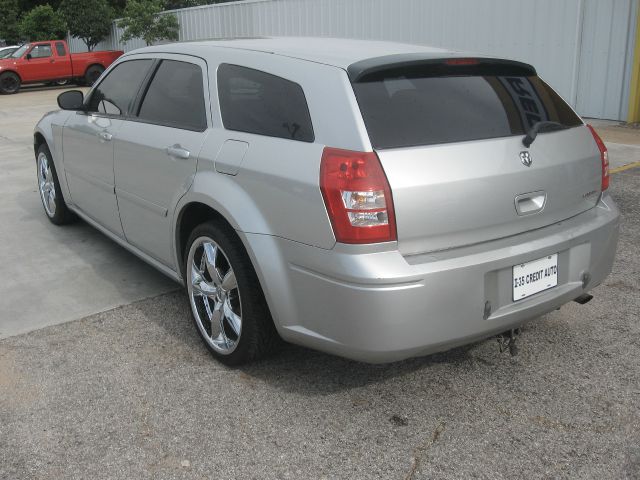 2005 Dodge Magnum SE