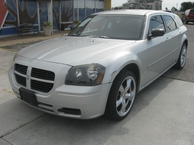2005 Dodge Magnum SE