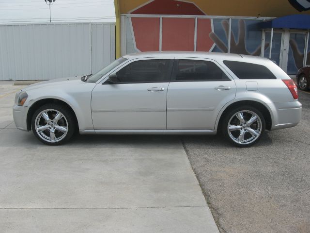 2005 Dodge Magnum SE