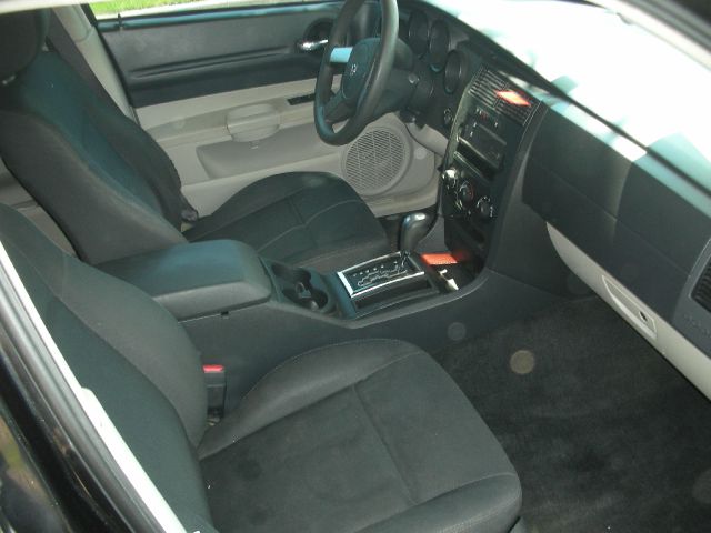 2005 Dodge Magnum SE