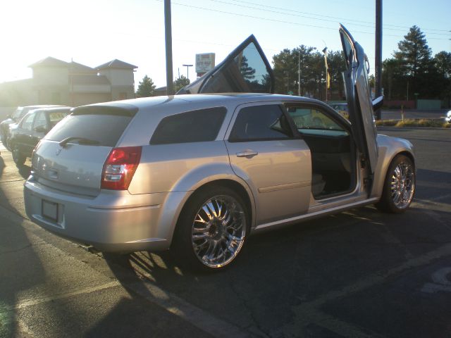 2006 Dodge Magnum SE