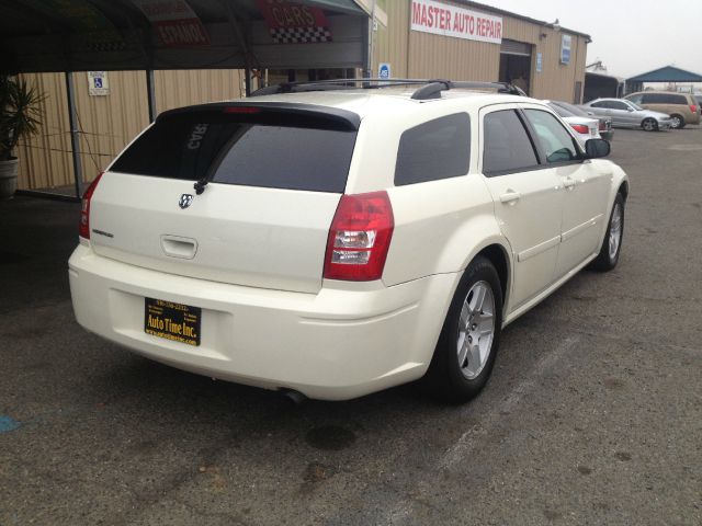 2006 Dodge Magnum SE