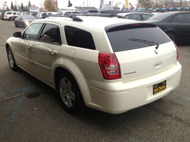 2006 Dodge Magnum SE