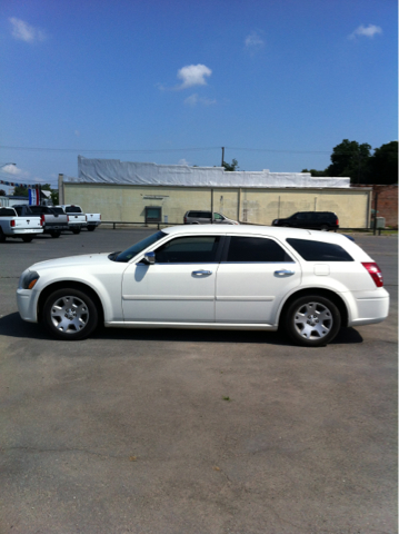 2006 Dodge Magnum SE
