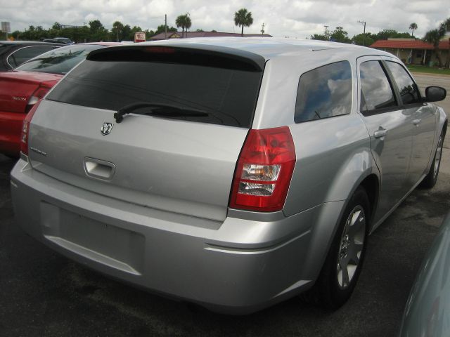 2006 Dodge Magnum SE